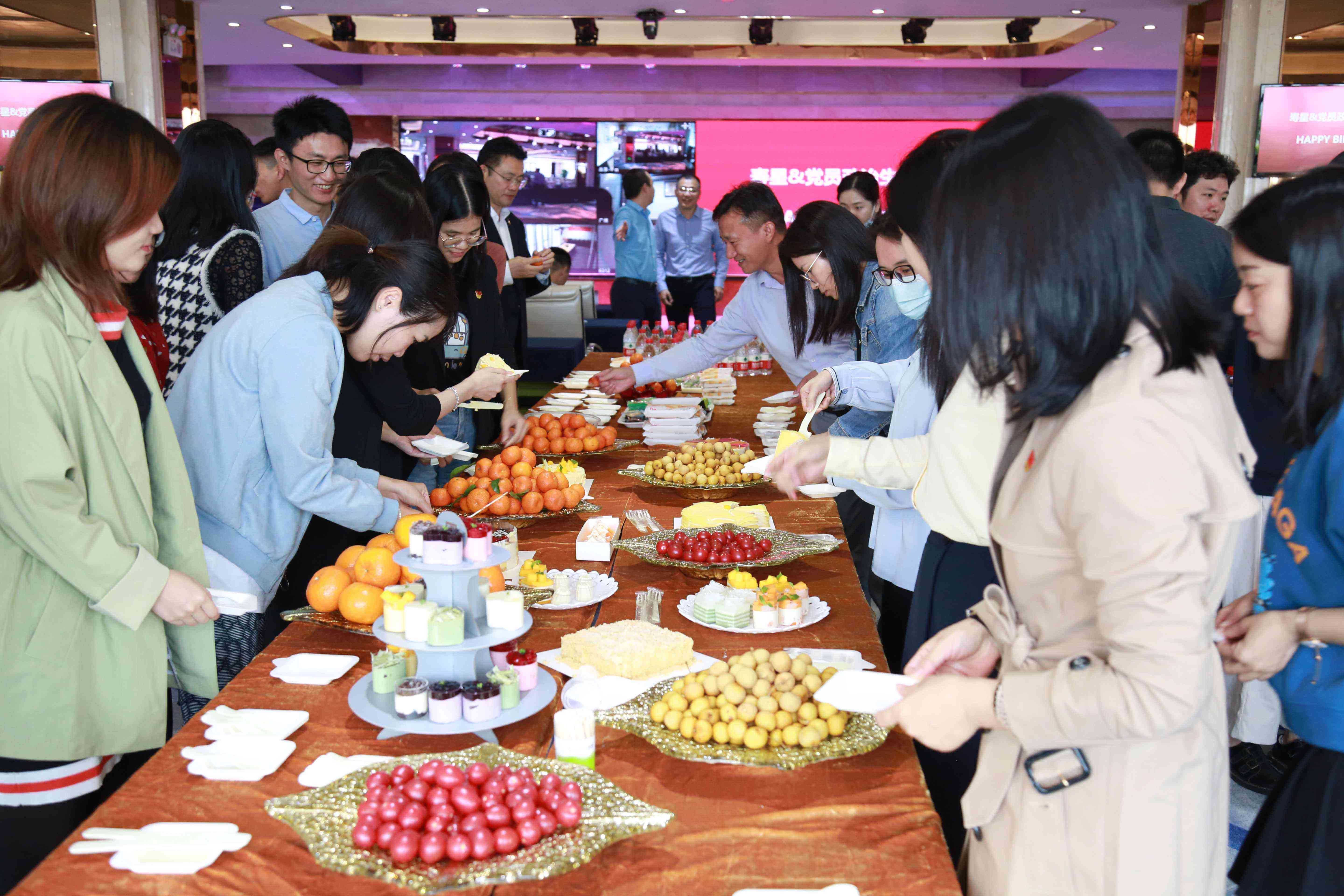 企业党建与文化相融合，点亮员工生日会