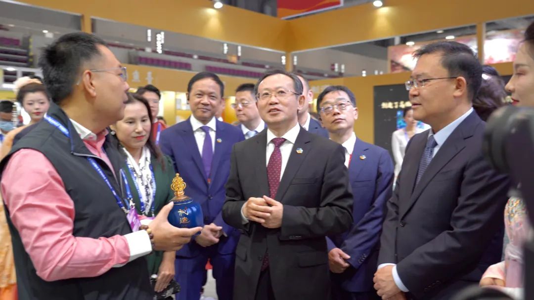 AG真人国际官方网站白酒品牌矩阵亮相糖酒会,深圳市副市长王守睿莅临旅行指导